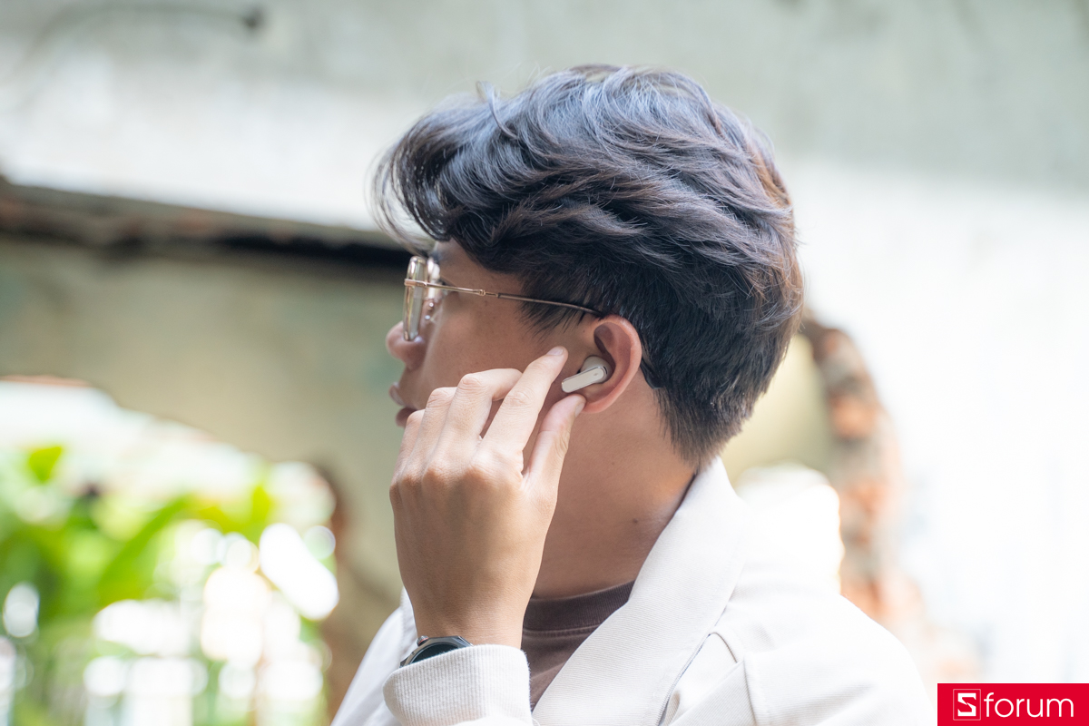 Khi cầm tai nghe trên tay Huawei FreeBuds Pro 5, Huawei đã thiết kế lại phần stem ngắn gọn hơn