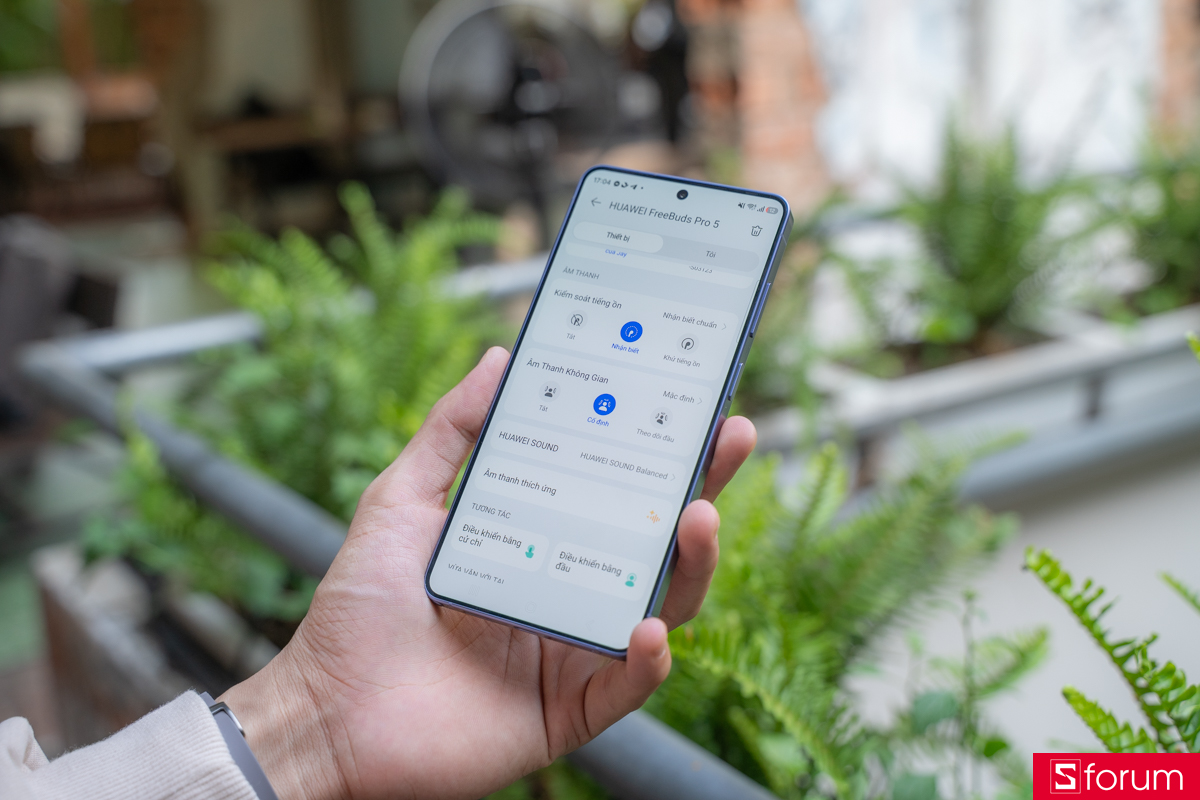 Tính năng âm thanh không gian mang lại âm trường vòm sống động khi xem phim hay nghe nhạc surround