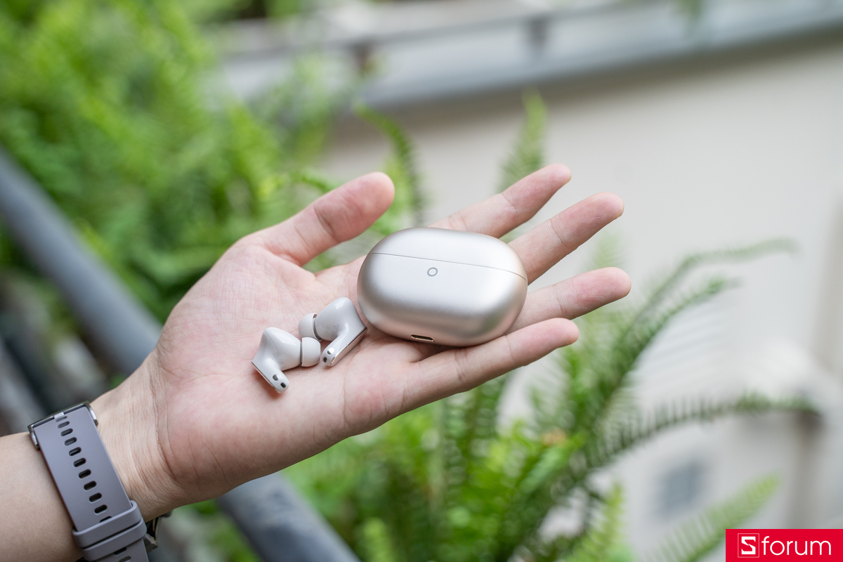 Trên tay Huawei FreeBuds Pro 5: Phần thân hộp bo cong đều, không có cạnh sắc