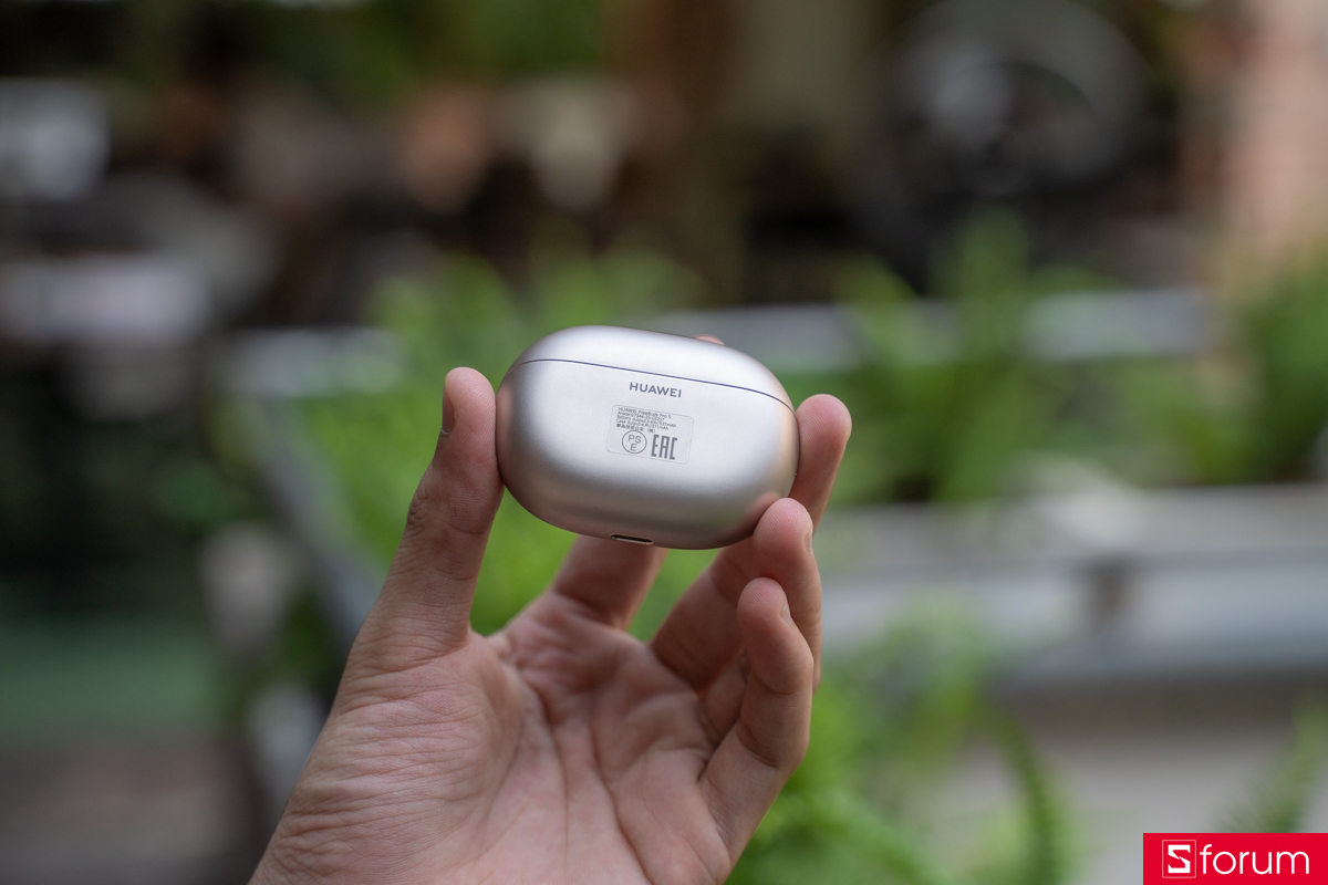 Trên tay Huawei FreeBuds Pro 5: Phần thân hộp bo cong đều, không có cạnh sắc