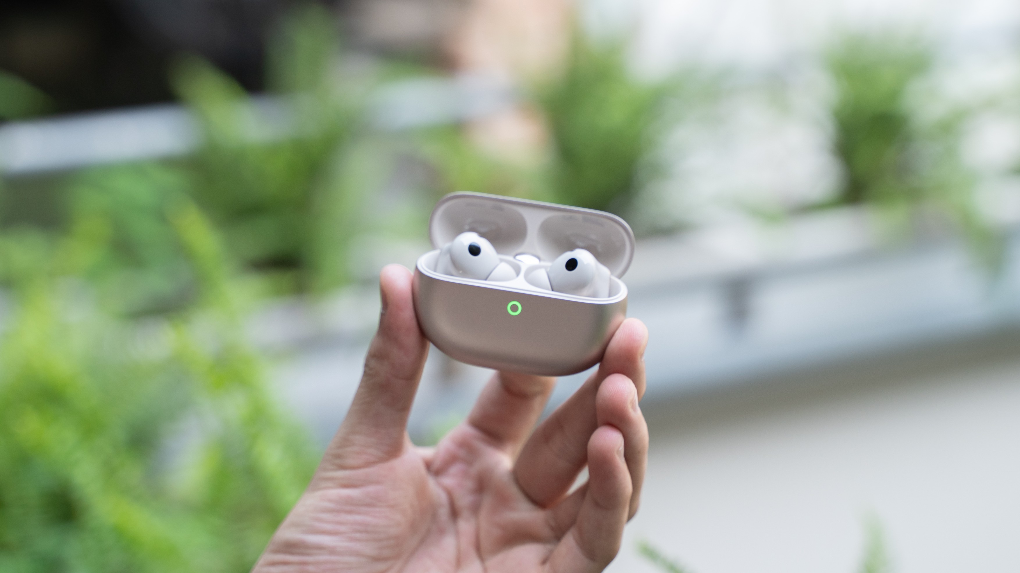 Trên tay Huawei FreeBuds Pro 5: Thiết kế gọn nhẹ, chống ồn AI kép cực tốt, âm thanh lossless, giá 4.49 triệu đồng