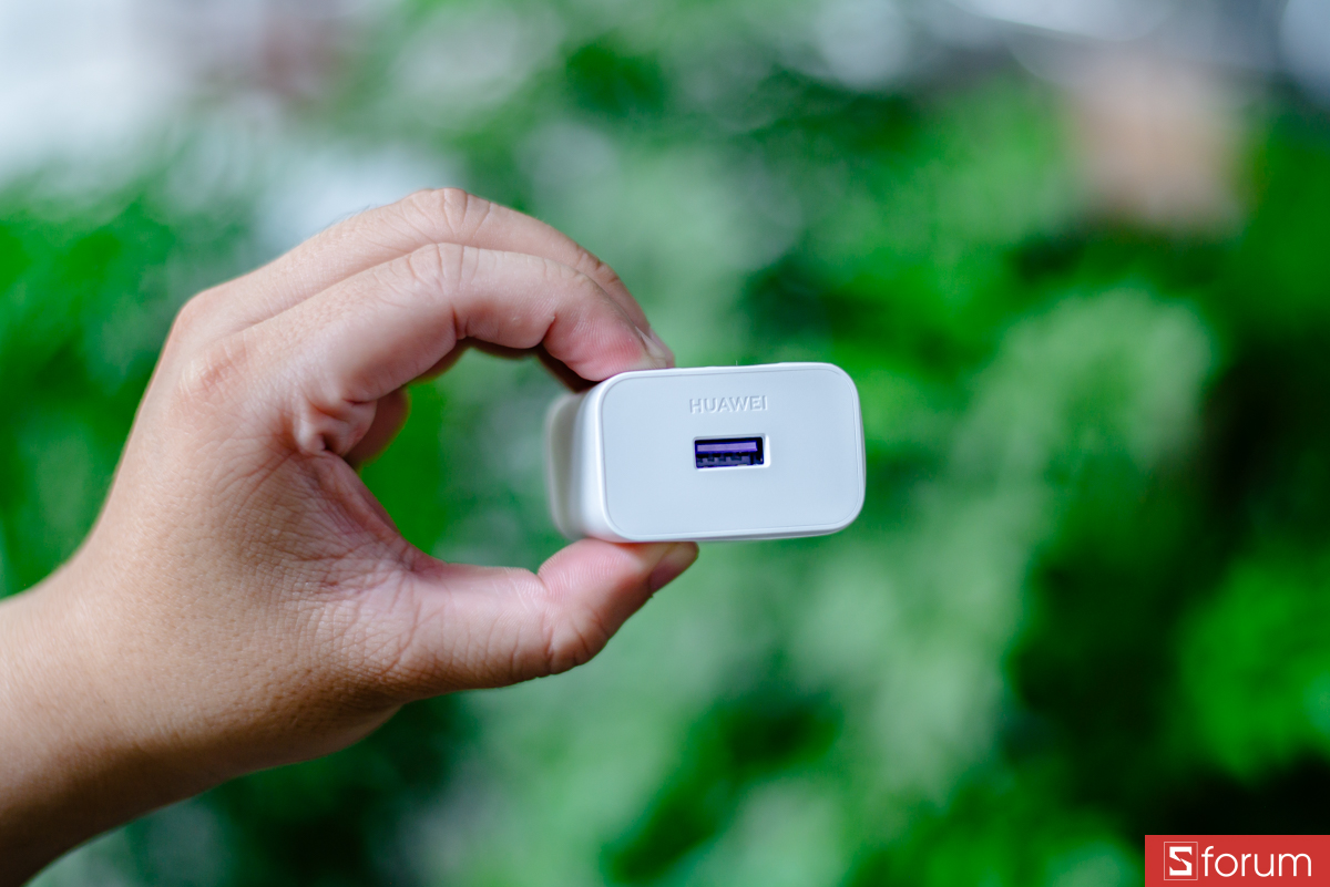 Bên trong hộp còn có đầy đủ phụ kiện gồm củ sạc 40W