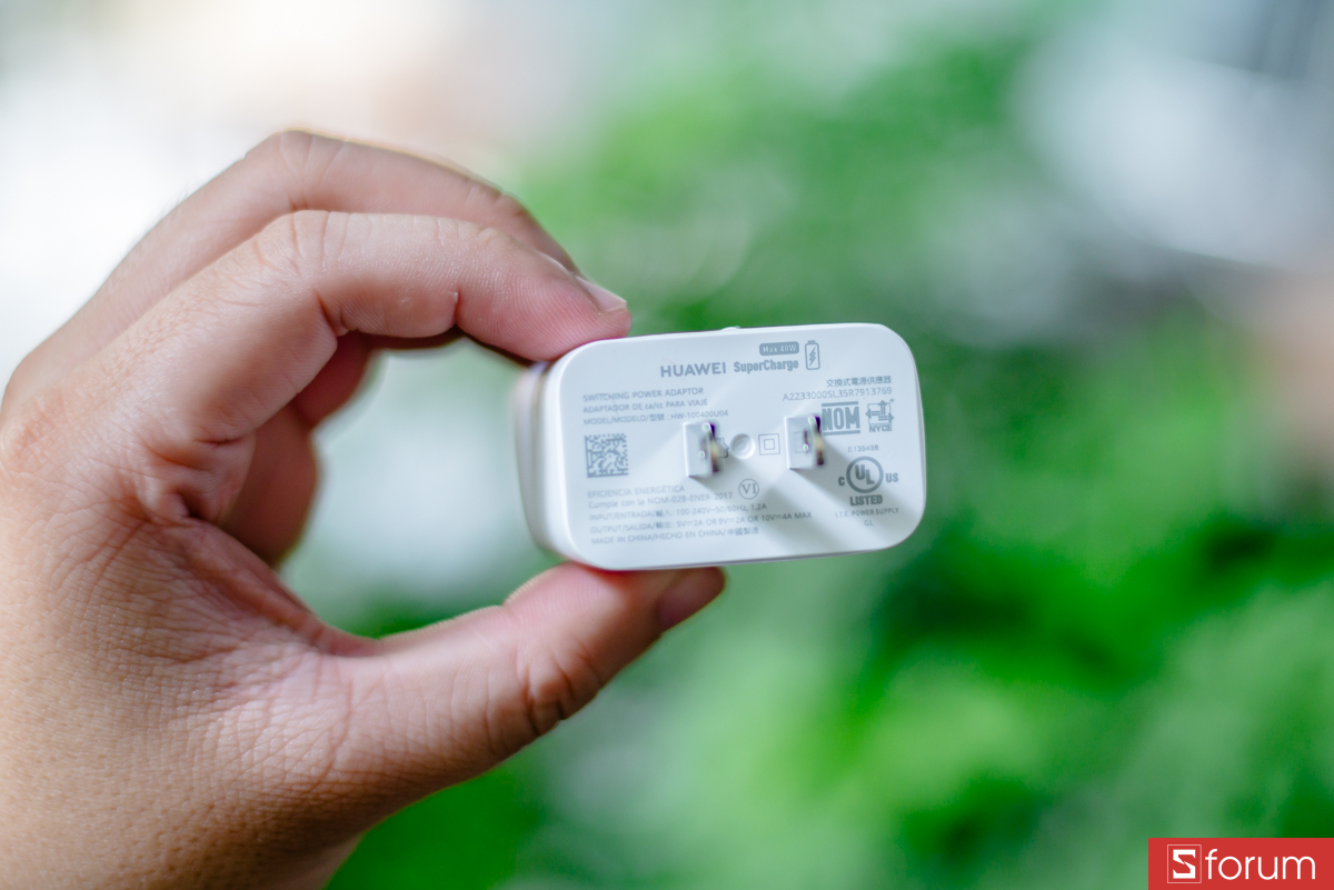 Bên trong hộp còn có đầy đủ phụ kiện gồm củ sạc 40W