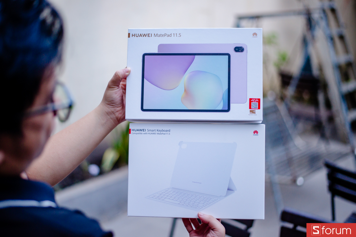 Bên trong hộp còn có đầy đủ phụ kiện gồm củ sạc 40W