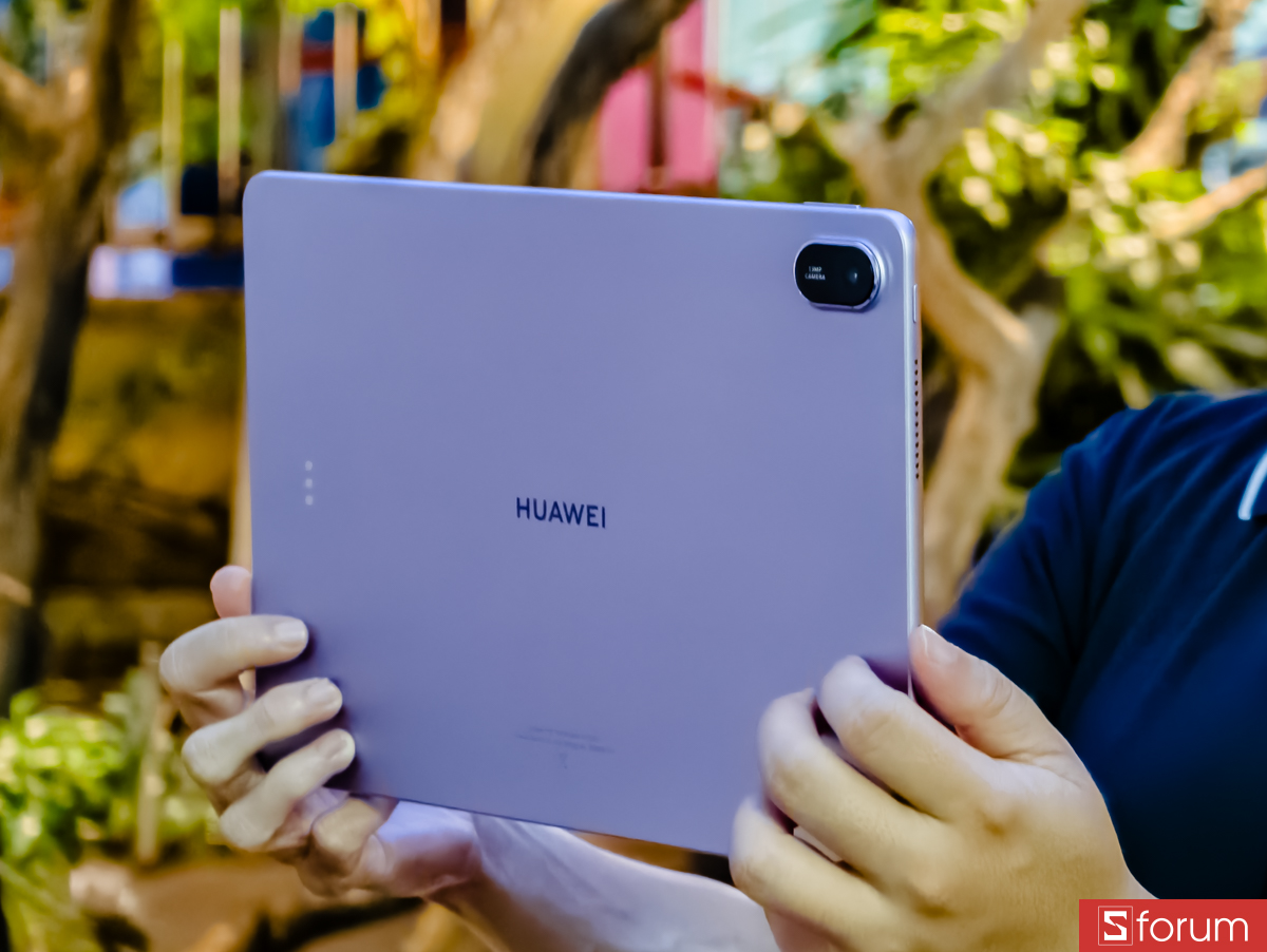 Các cạnh viền được bo cong nhẹ nhàng, vừa mang lại vẻ đẹp hiện đại vừa giúp cầm nắm thoải mái