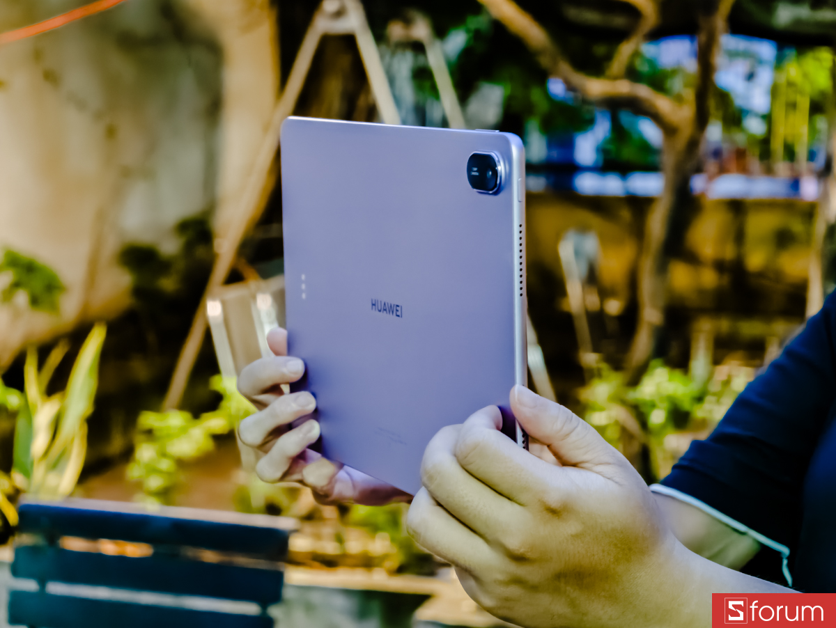 Các cạnh viền được bo cong nhẹ nhàng, vừa mang lại vẻ đẹp hiện đại vừa giúp cầm nắm thoải mái