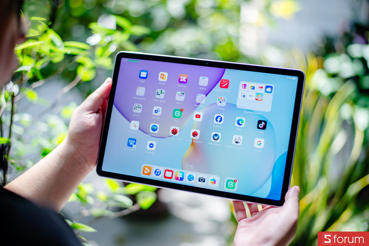 Độ phân giải 2456 x 1600 pixels (2.5K) với mật độ 255 PPI cho hình ảnh sắc nét, rõ ràng