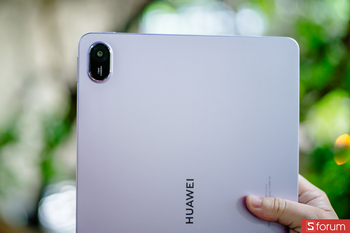 Camera sau 13MP được đặt ở góc trên bên trái với thiết kế nhỏ gọn