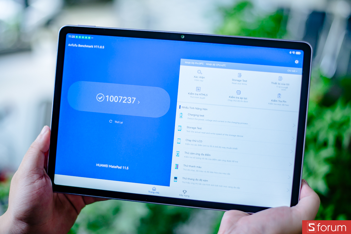 Với AnTuTu, máy đạt hơn 1 triệu điểm, một con số khá ổn trong tầm giá.