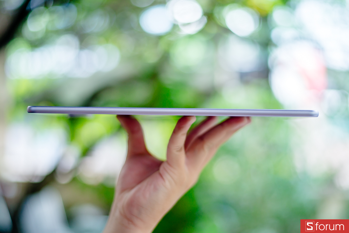 Cạnh phải không có nút vật lý