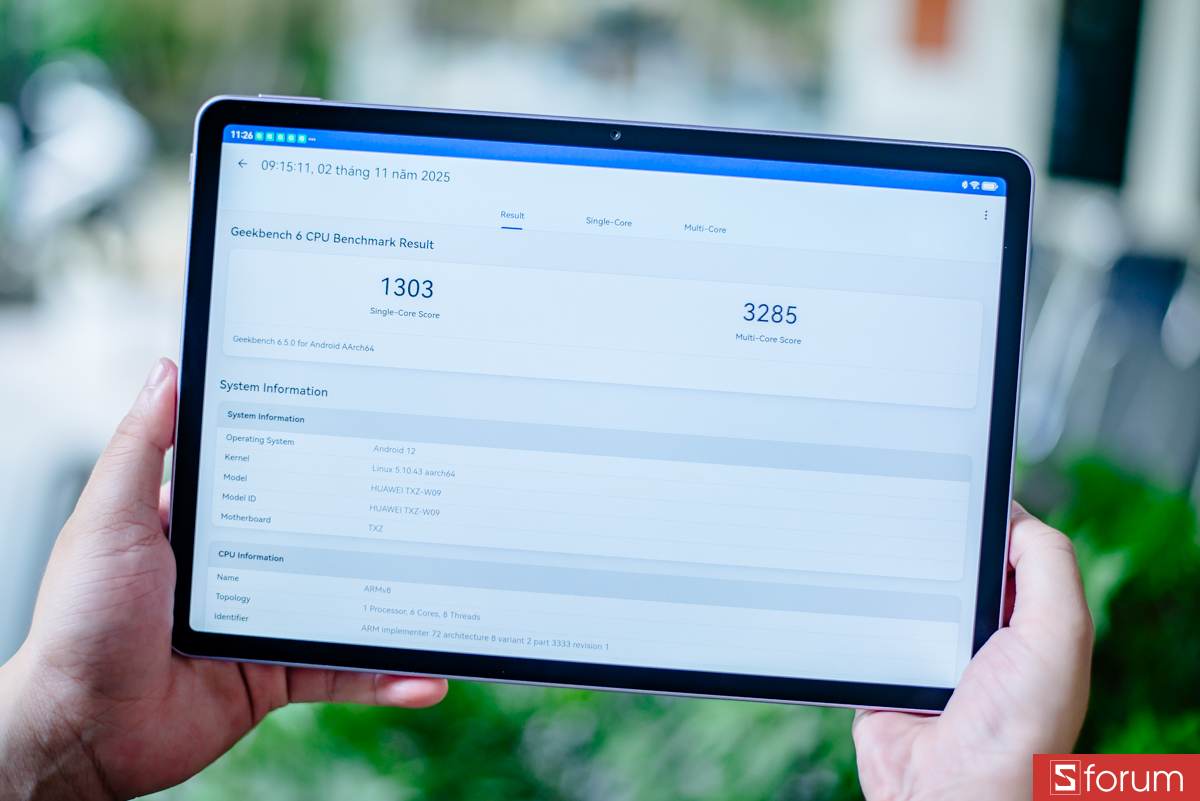 Khi chấm điểm hiệu năng trên Geekbench 6, thiết bị đạt khoảng 1,303 điểm đơn nhân và 3,285 điểm đa nhân