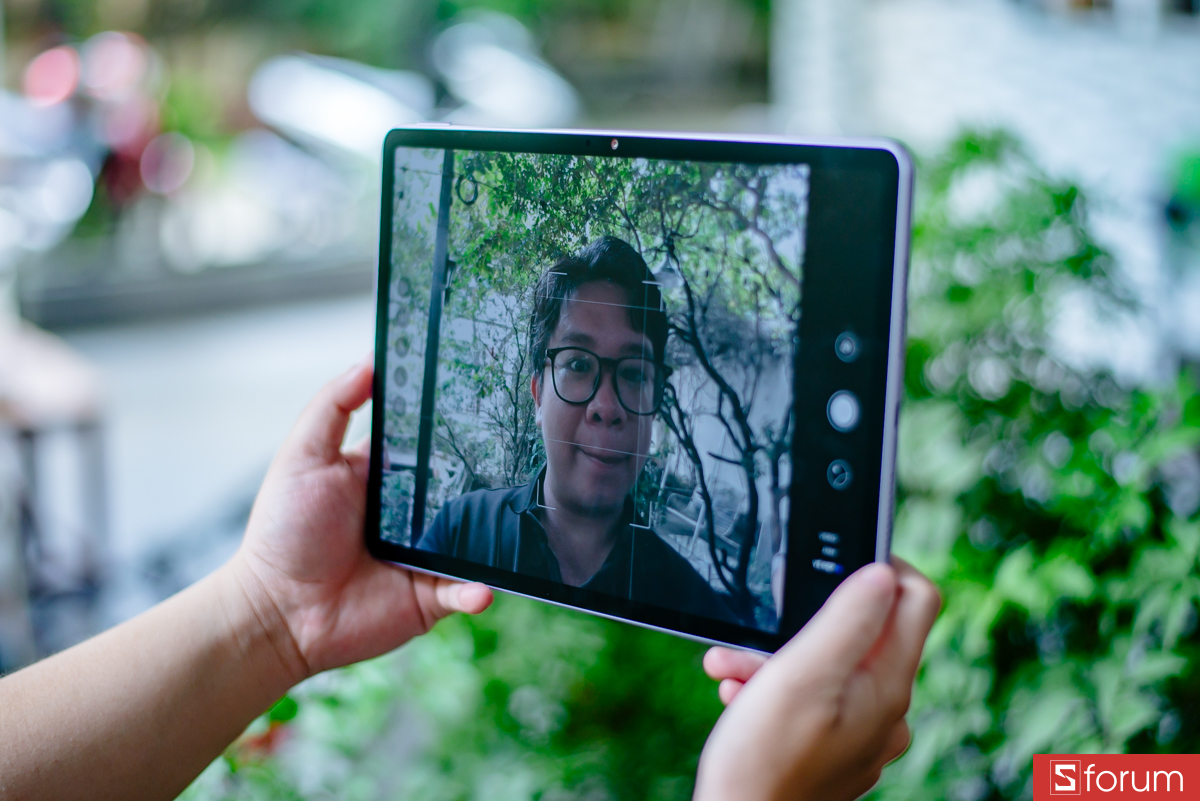 Camera trước 8MP f/2.0 với góc rộng (ultrawide) được đặt ở cạnh dài, lý tưởng cho các cuộc gọi video 