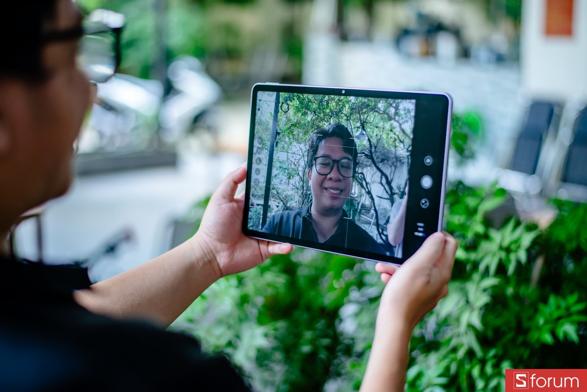 Camera trước 8MP f/2.0 với góc rộng (ultrawide) được đặt ở cạnh dài, lý tưởng cho các cuộc gọi video 