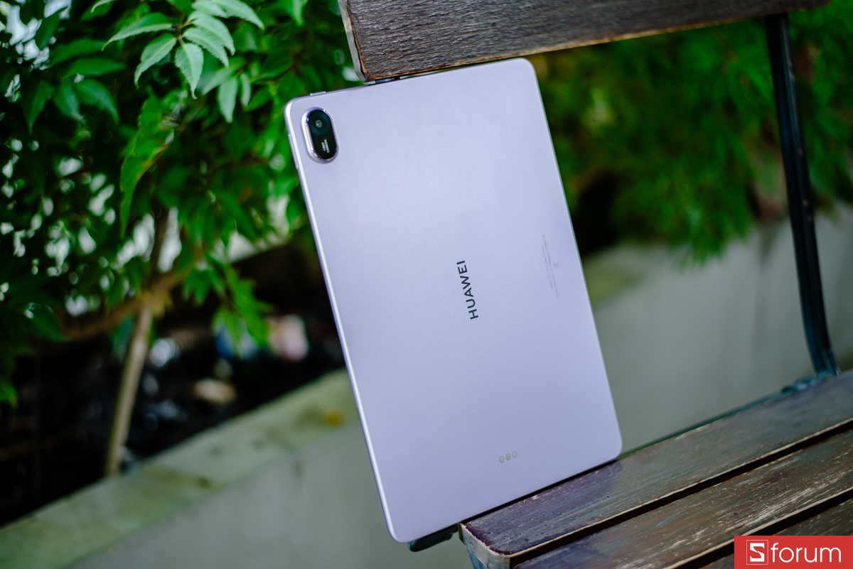 Máy được hoàn thiện từ khung nhôm nguyên khối với bề mặt nhám mờ