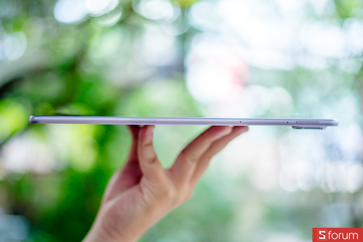 Cạnh phải của máy được bố trí nút tăng/giảm âm lượng