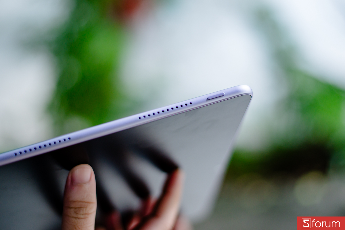 Nút nguồn được đặt ở vị trí tương đối dễ nhấn