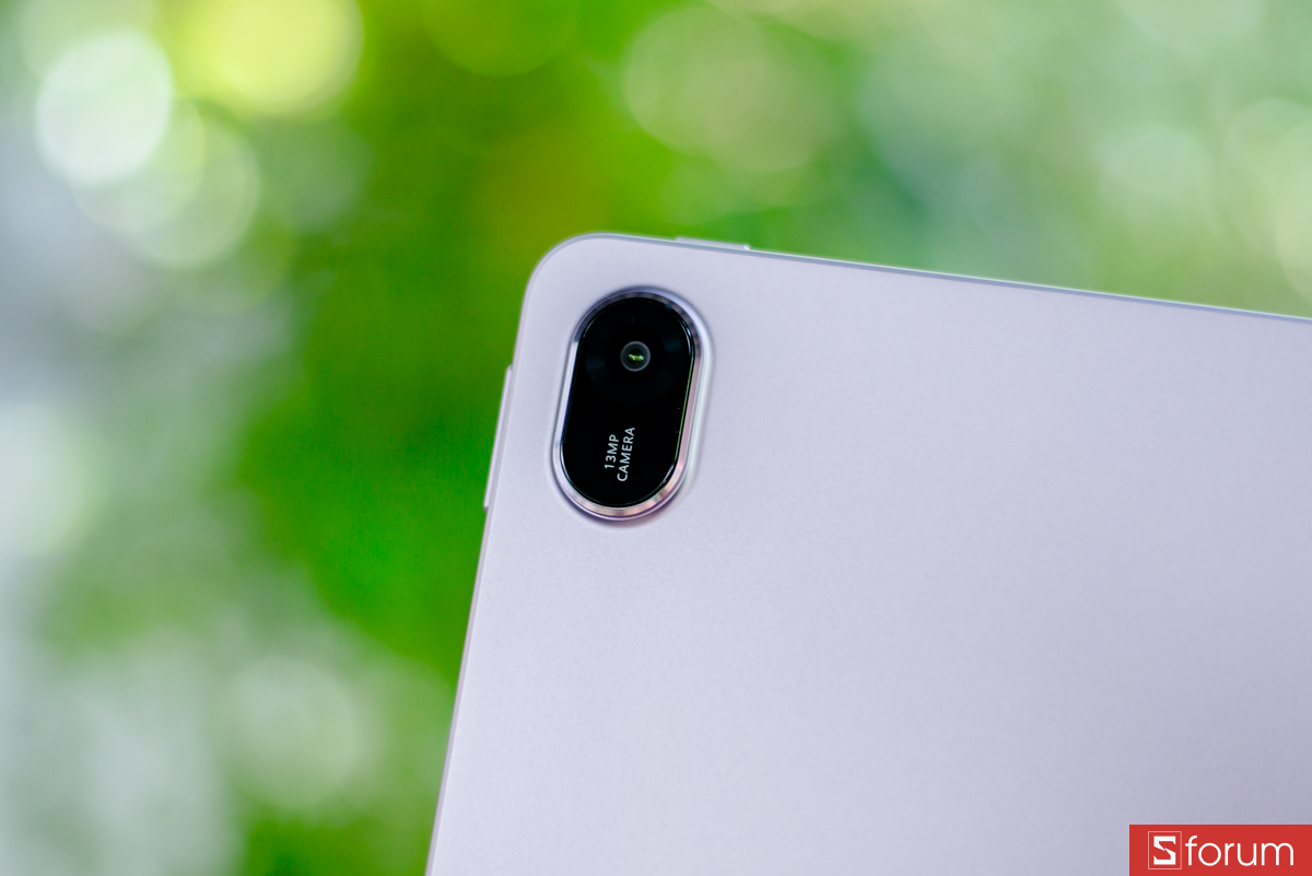 Camera sau 13MP được đặt ở góc trên bên trái với thiết kế nhỏ gọn