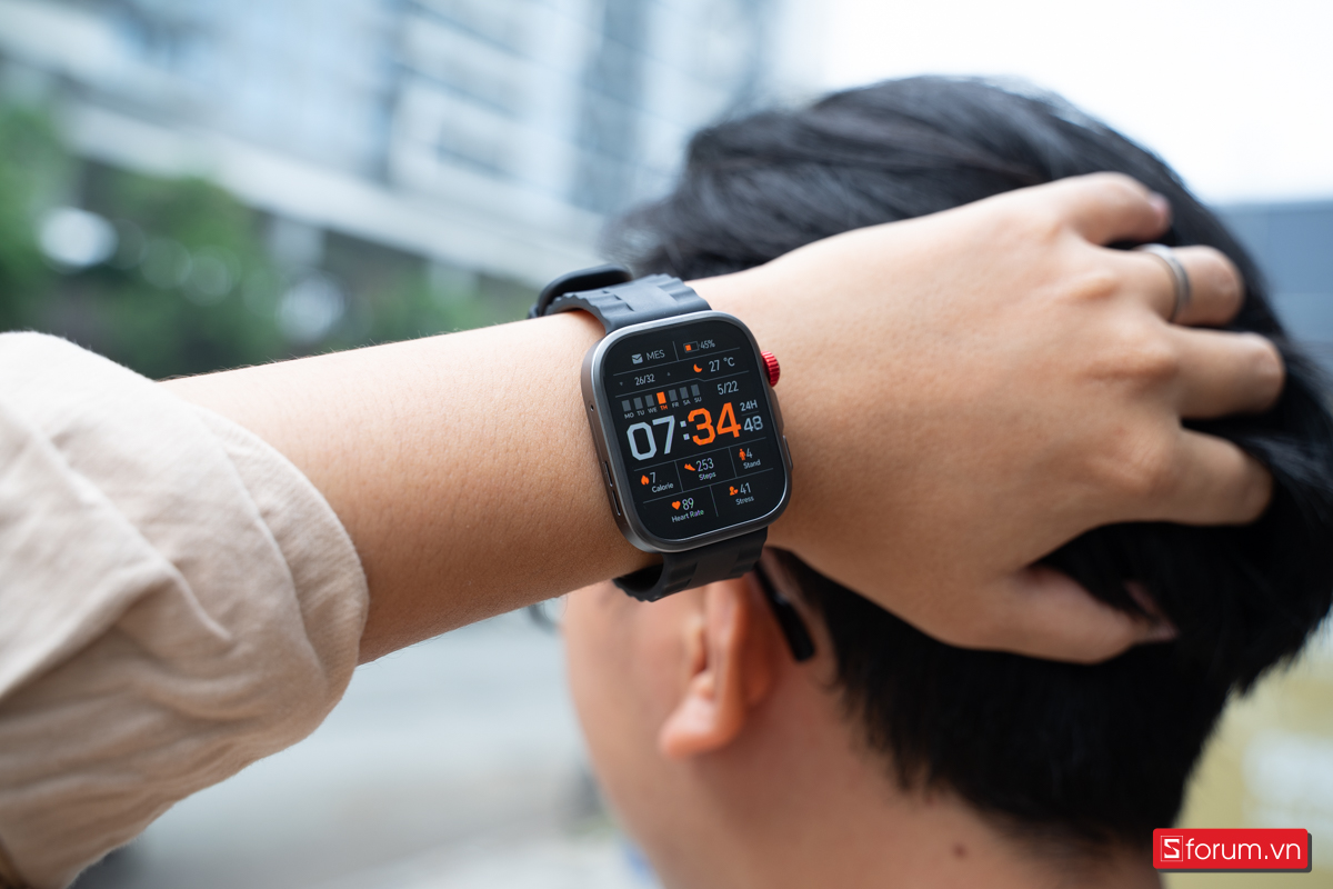 Khung viền của Fit 4 Pro được gia công tỉ mỉ, với các cạnh được vát sắc nét