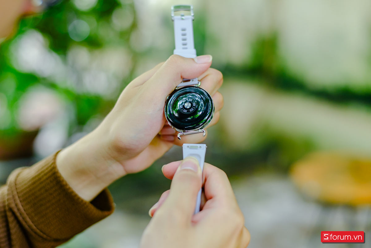 Điểm đặc biệt trên thiết kế Watch GT 6 41mm chính là hệ thống khóa vòng xoay linh hoạt