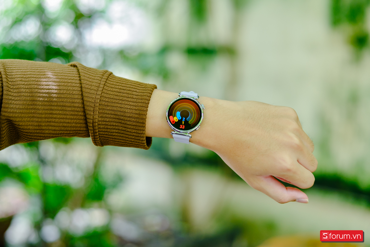 Khi trên tay Huawei Watch GT 6 41mm dưới ánh nắng trực tiếp, mình thấy màn hình vẫn hiển thị rõ ràng