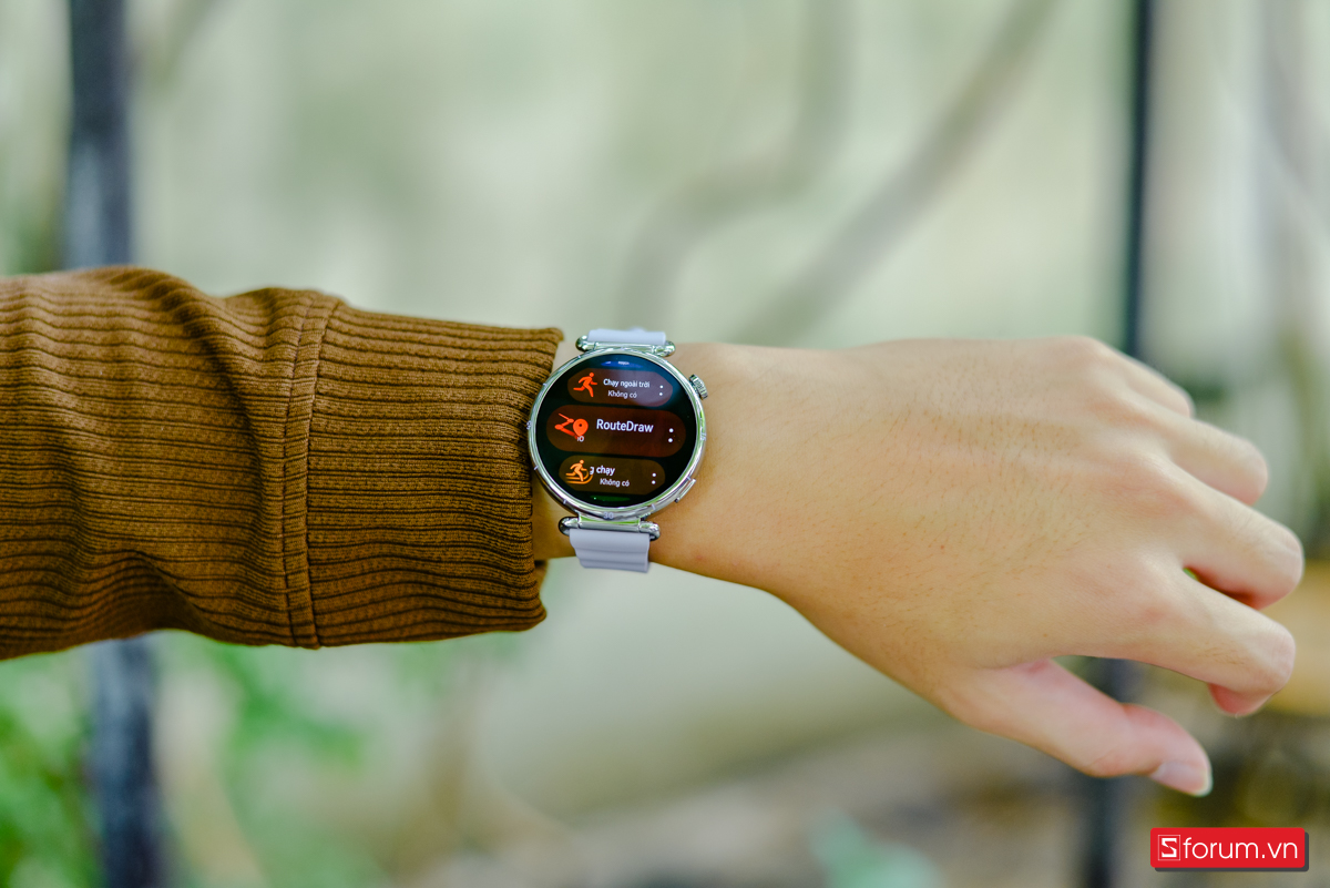 Về tập luyện, Watch GT 6 41mm hỗ trợ hơn 100 chế độ luyện tập phù hợp với phụ nữ