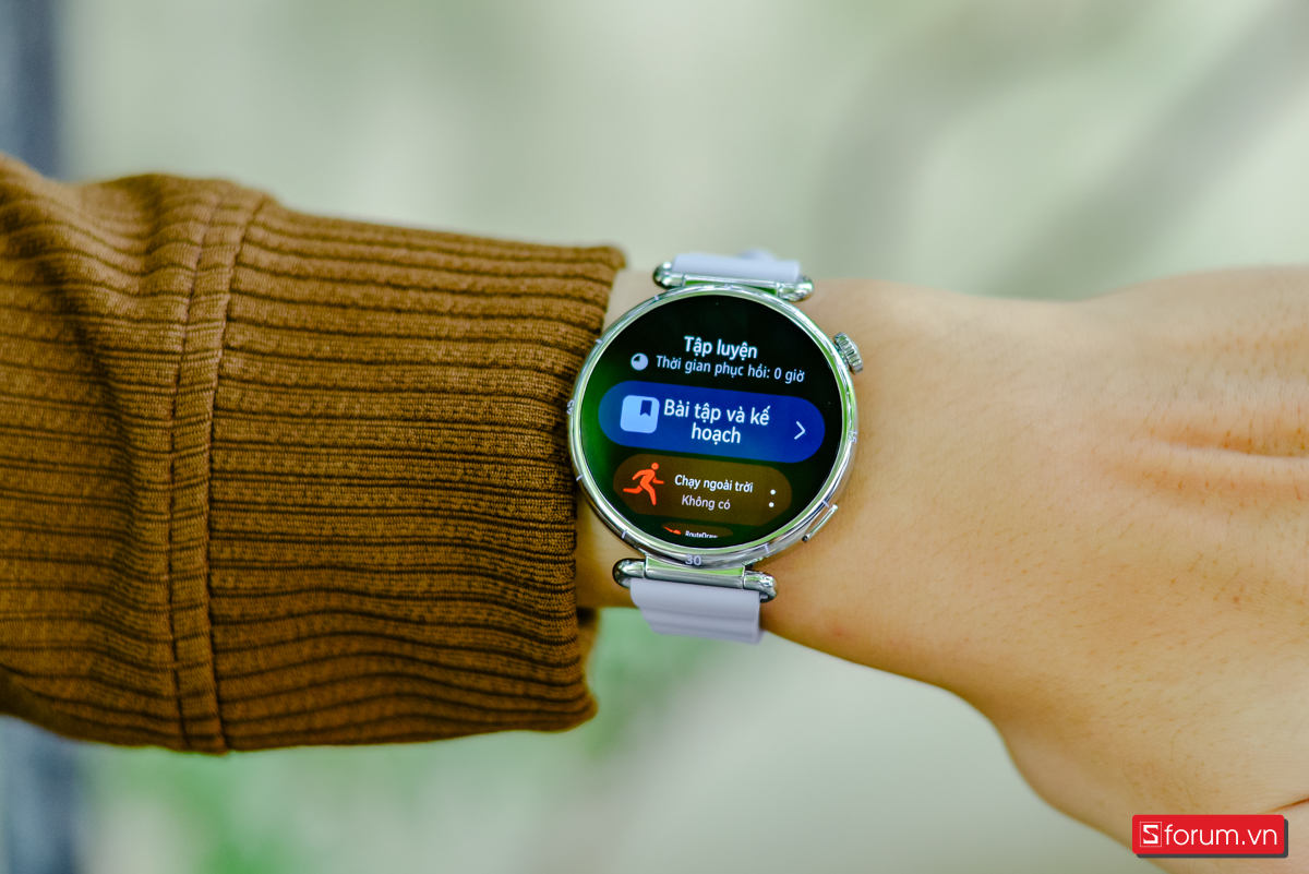 Về tập luyện, Watch GT 6 41mm hỗ trợ hơn 100 chế độ luyện tập phù hợp với phụ nữ