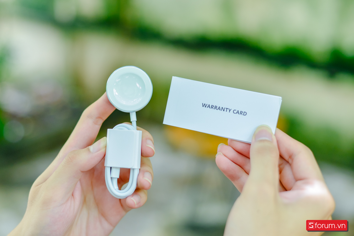 Dây sạc có dạng dock tròn, kiểu sạc nam châm tương tự các dòng GT trước