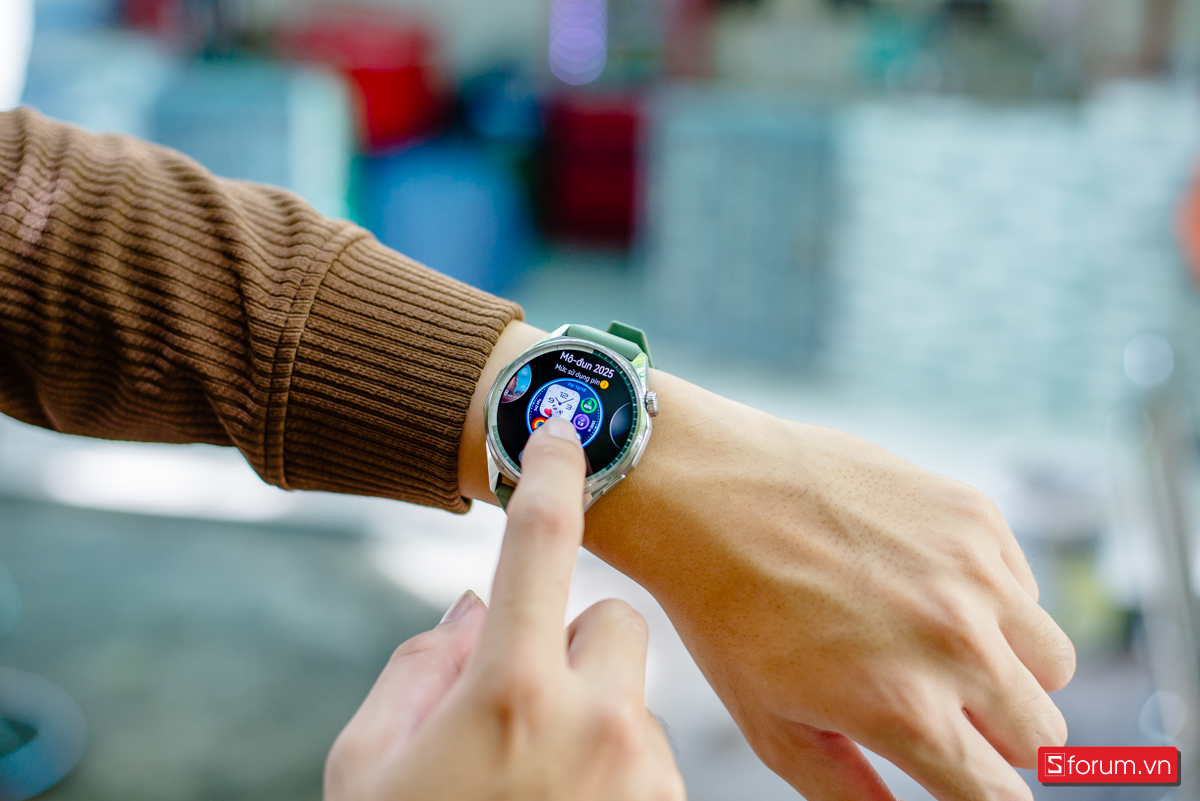 Khi trên tay Huawei Watch GT 6 46mm, mình thấy màn hình hiển thị rõ nét, màu sắc sống động