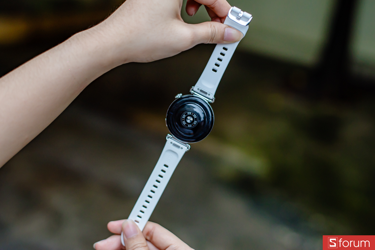 Trên tay Huawei Watch GT7 41mm: Bản dây silicon lại nghiêng về vẻ thanh lịch và năng động