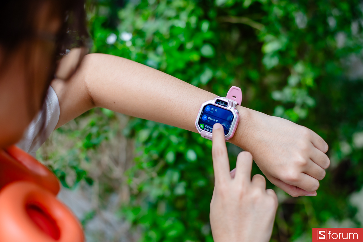 Trên tay Huawei Watch Kids X1: Màn hình cảm ứng AMOLED 1.82 inch sắc nét