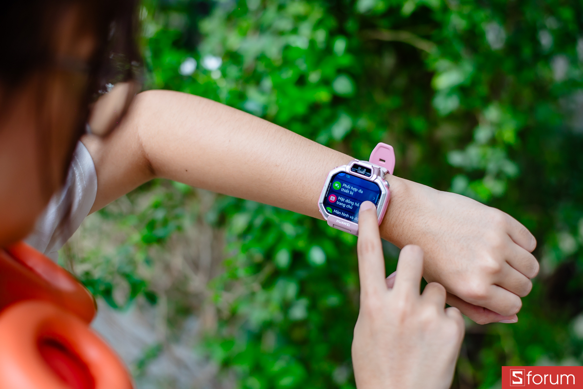 Trên tay Huawei Watch Kids X1: Màn hình cảm ứng AMOLED 1.82 inch sắc nét
