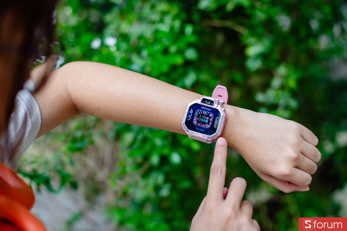 Trên tay Huawei Watch Kids X1: Màn hình cảm ứng AMOLED 1.82 inch sắc nét