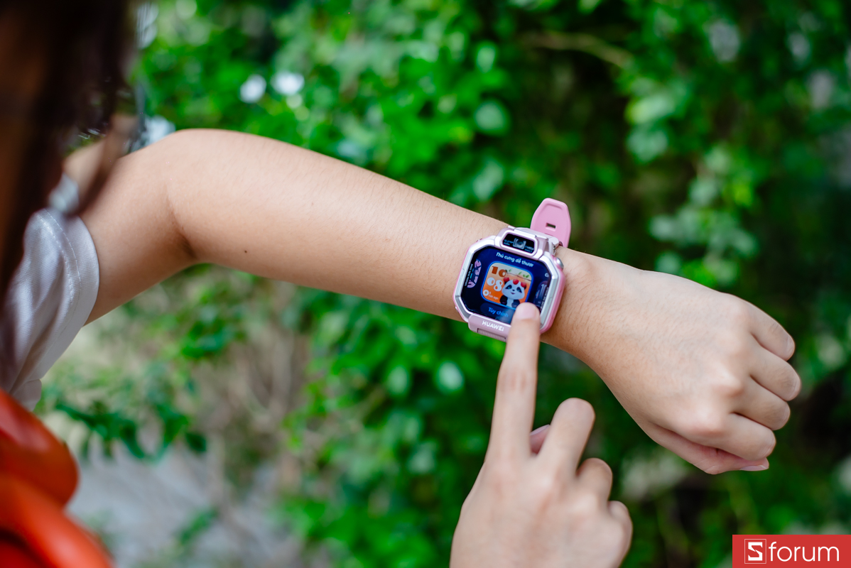 Trên tay Huawei Watch Kids X1: Màn hình cảm ứng AMOLED 1.82 inch sắc nét