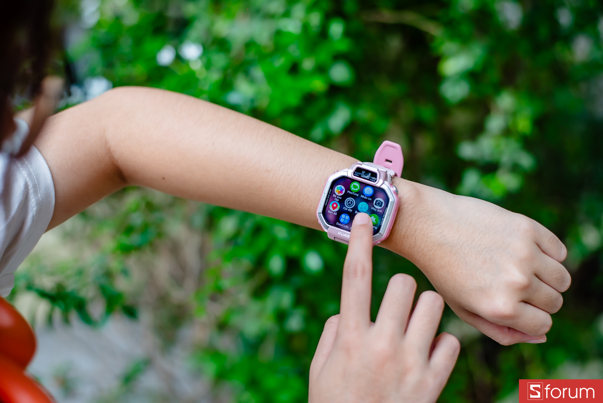 Trên tay Huawei Watch Kids X1: Màn hình cảm ứng AMOLED 1.82 inch sắc nét