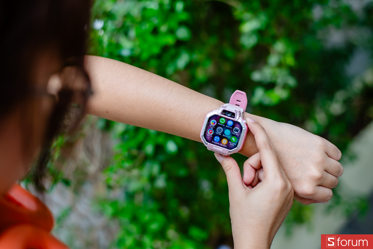 Trên tay Huawei Watch Kids X1: Màn hình cảm ứng AMOLED 1.82 inch sắc nét