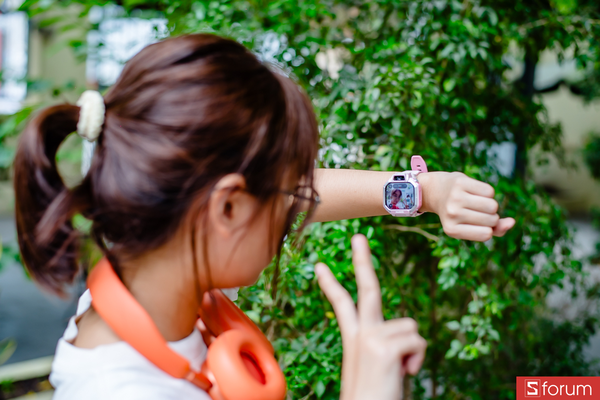 Trên tay Huawei Watch Kids X1: Hệ thống camera lật 180 độ thú vị