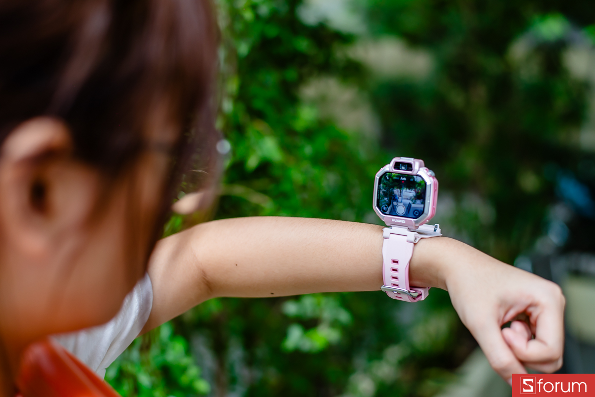Trên tay Huawei Watch Kids X1: Hệ thống camera lật 180 độ thú vị
