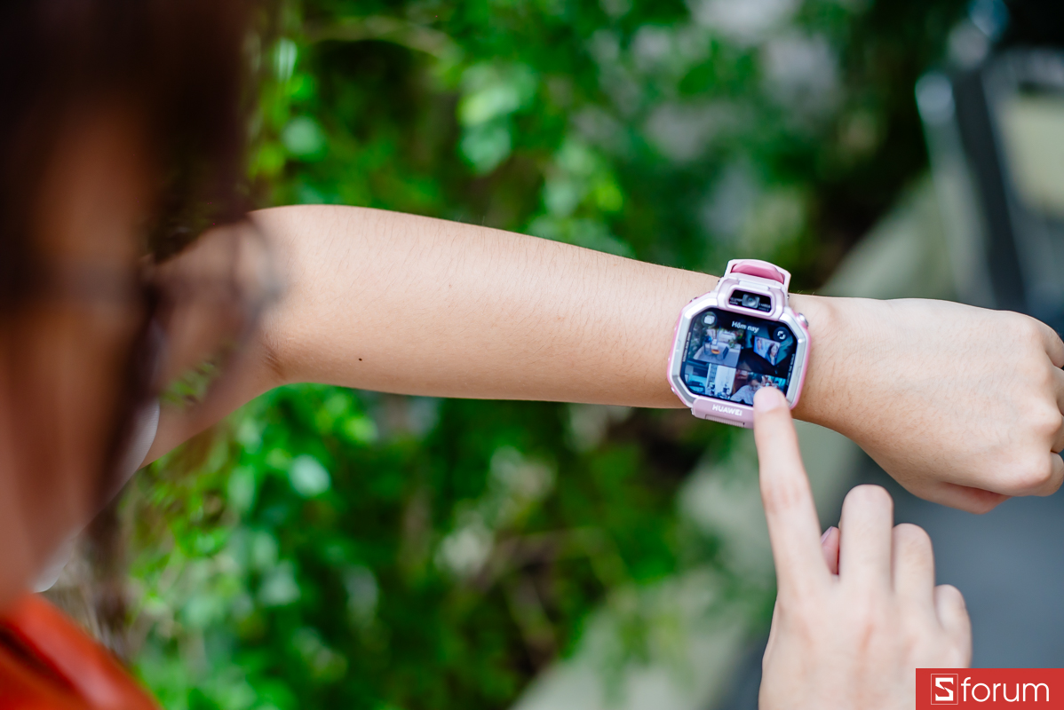 Trên tay Huawei Watch Kids X1: Hệ thống camera lật 180 độ thú vị