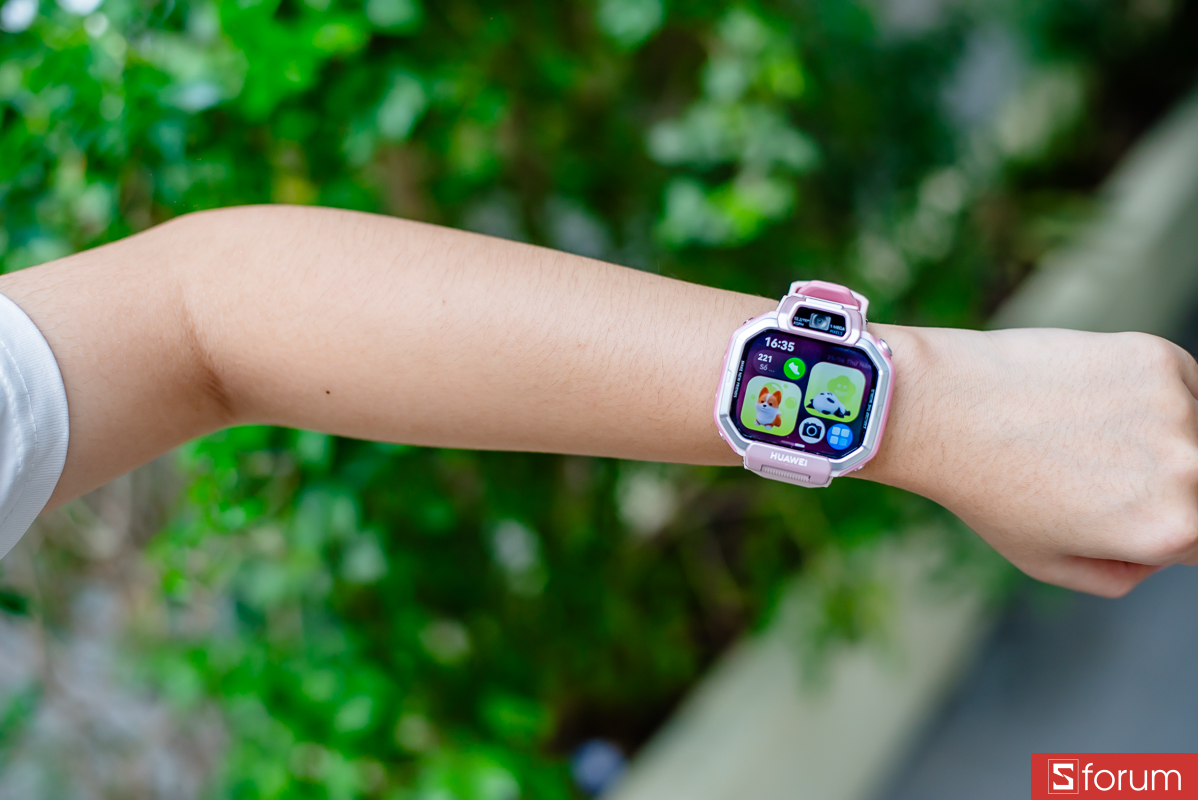 Trên tay Huawei Watch Kids X1: Màn hình cảm ứng AMOLED 1.82 inch sắc nét