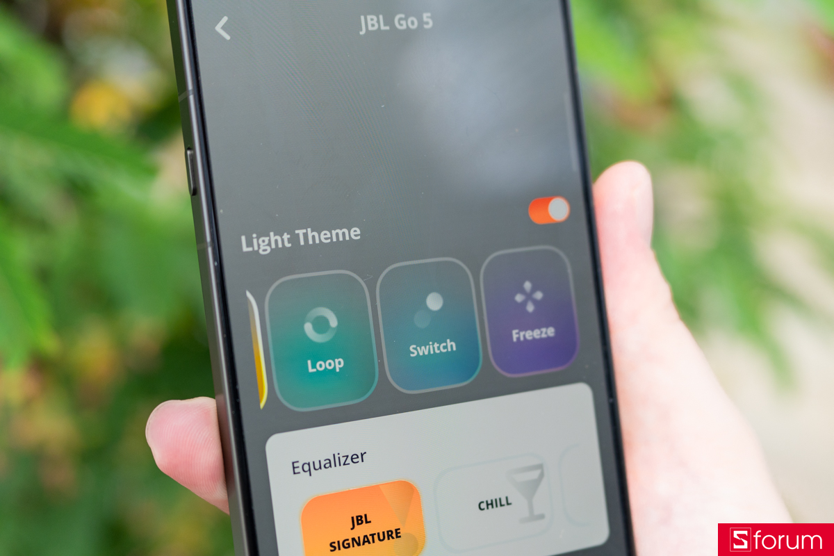 Trong ứng dụng JBL Portable, người dùng có thể tùy chỉnh Light Theme