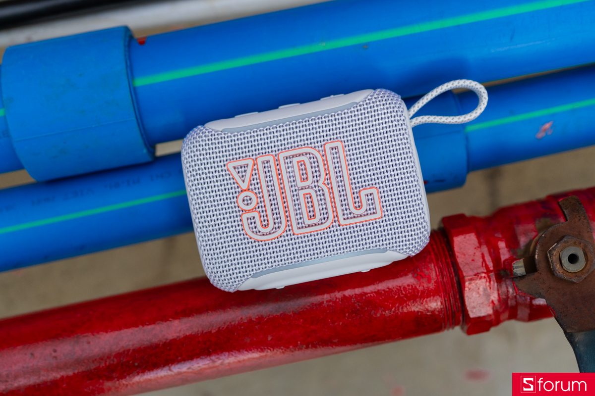 Trên tay JBL Go 5: Phiên bản mình trên tay có màu trắng/xám nhạt, phối cùng logo JBL viền cam
