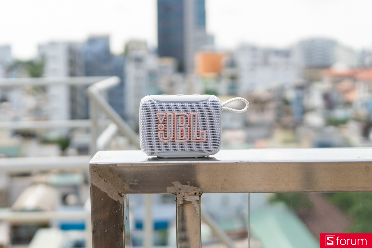 Trên tay JBL Go 5: Logo JBL ở mặt trước được làm dạng viền nổi