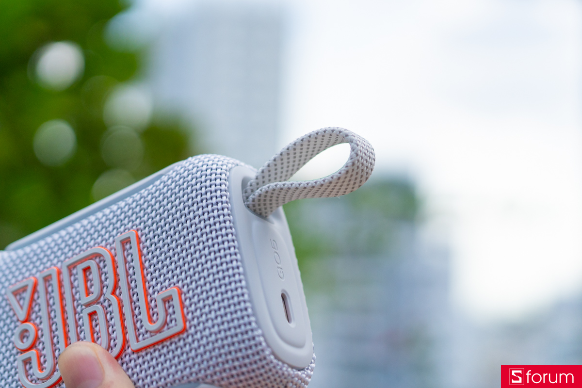 Ở cạnh phải, JBL trang bị một dây treo dạng loop được bọc vải đồng màu với thân loa