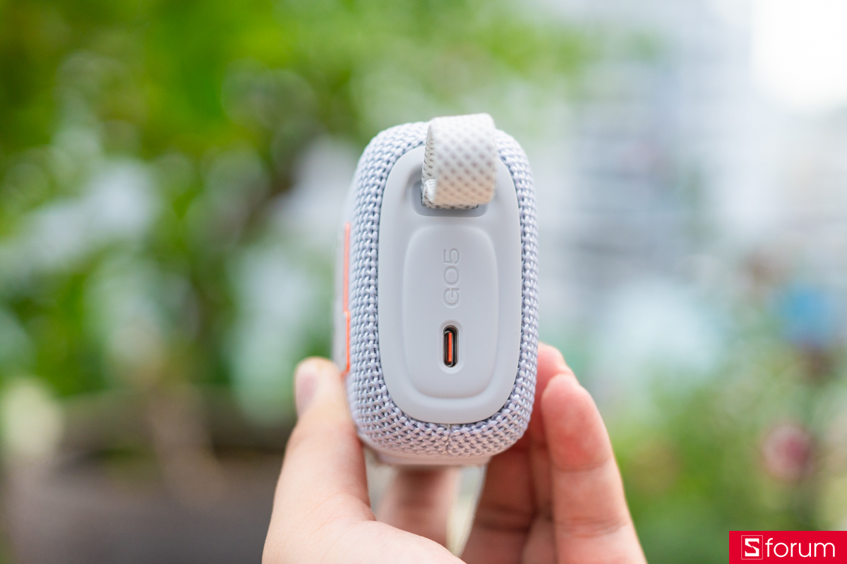 Ở cạnh phải, JBL trang bị một dây treo dạng loop được bọc vải đồng màu với thân loa