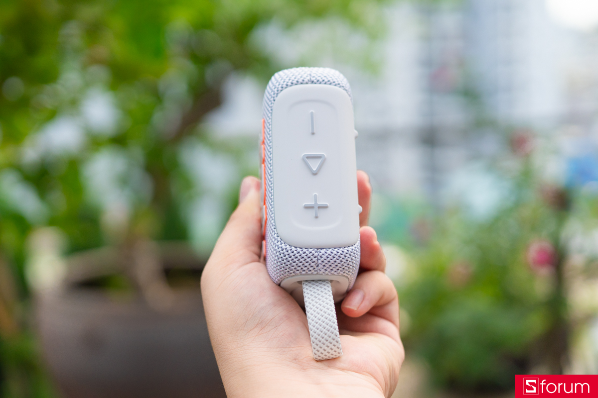 Cạnh trên là nơi đặt cụm phím vật lý được làm nổi trên nền cao su mềm