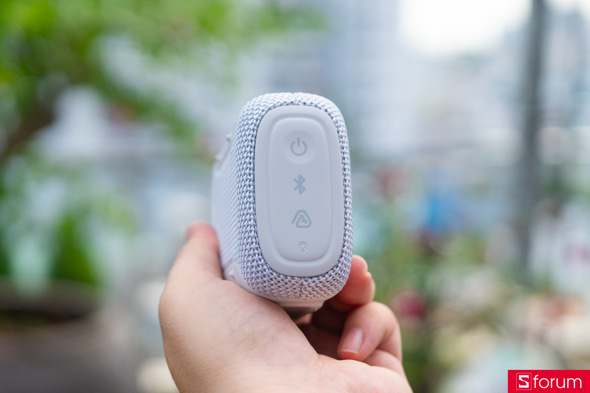 Cạnh trái được bố trí nút nguồn, Bluetooth và nút Auracast/AirTouch
