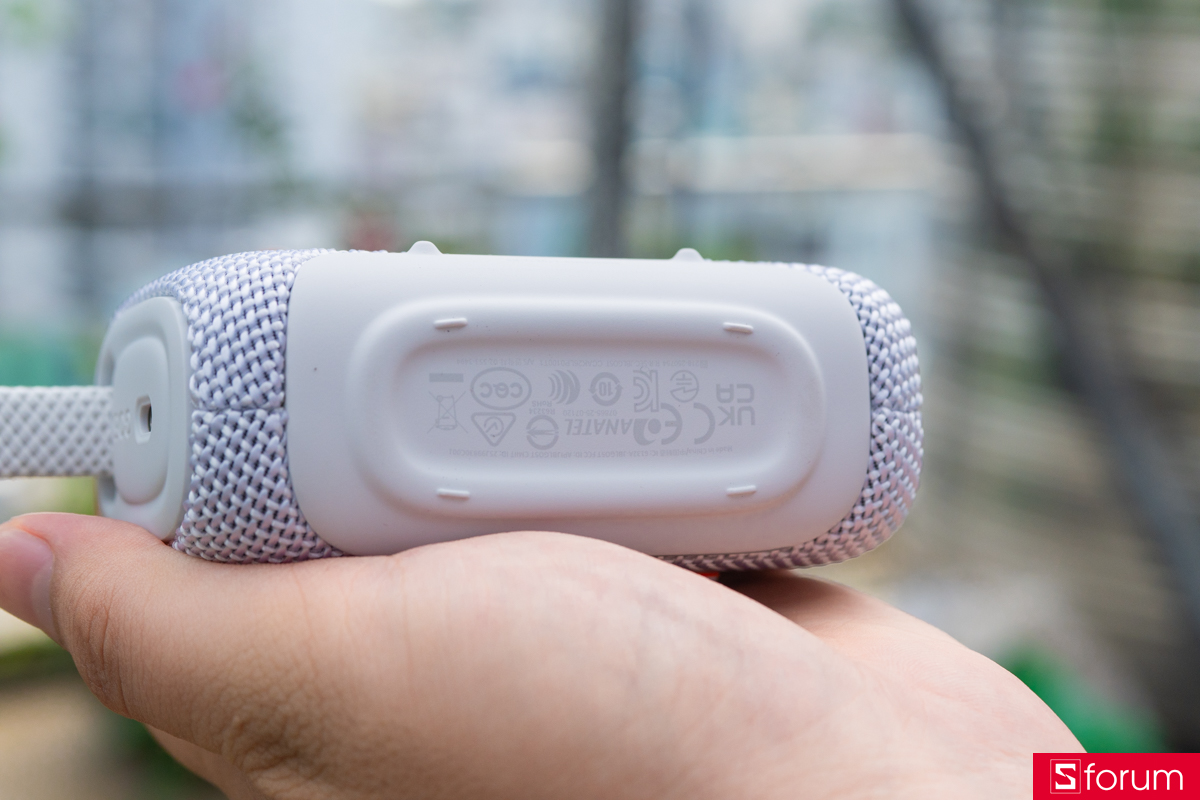 Trên tay JBL Go 5: Mặt dưới của JBL Go 5 có phần chân đế cao su lớn