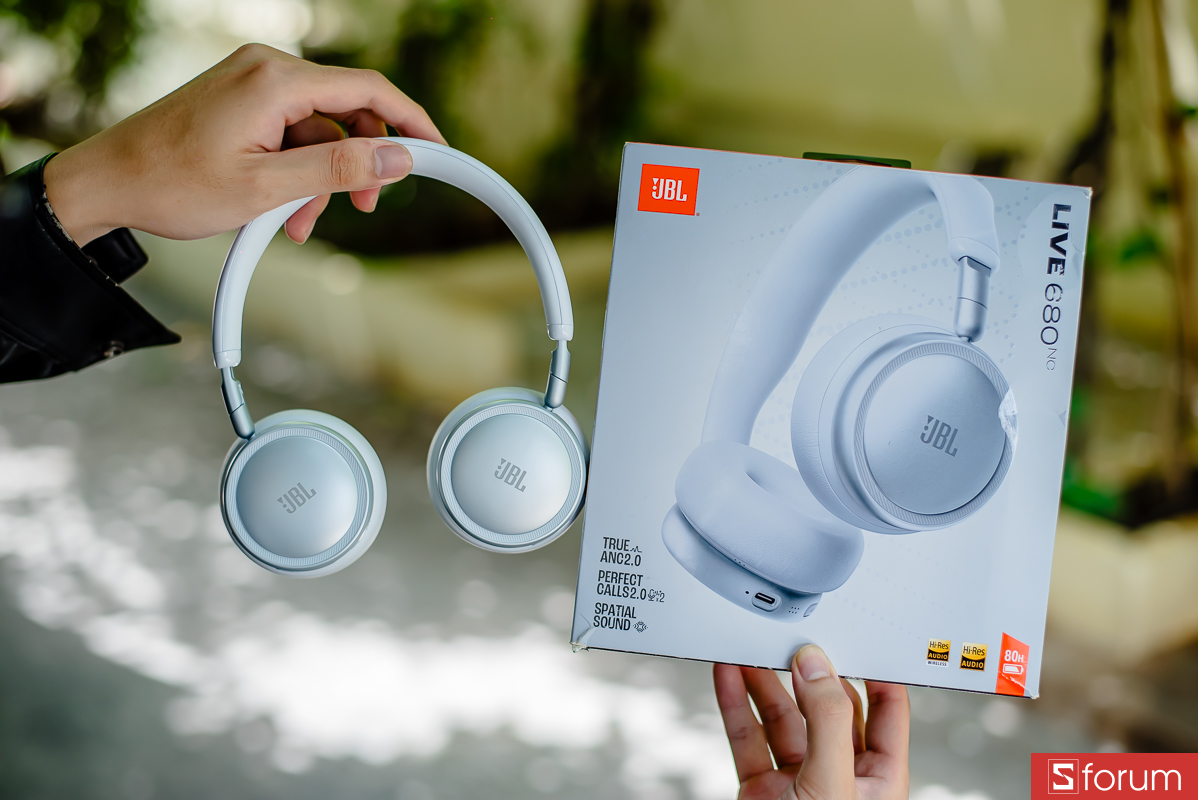 Mở hộp và phụ kiện của JBL Live 680NC