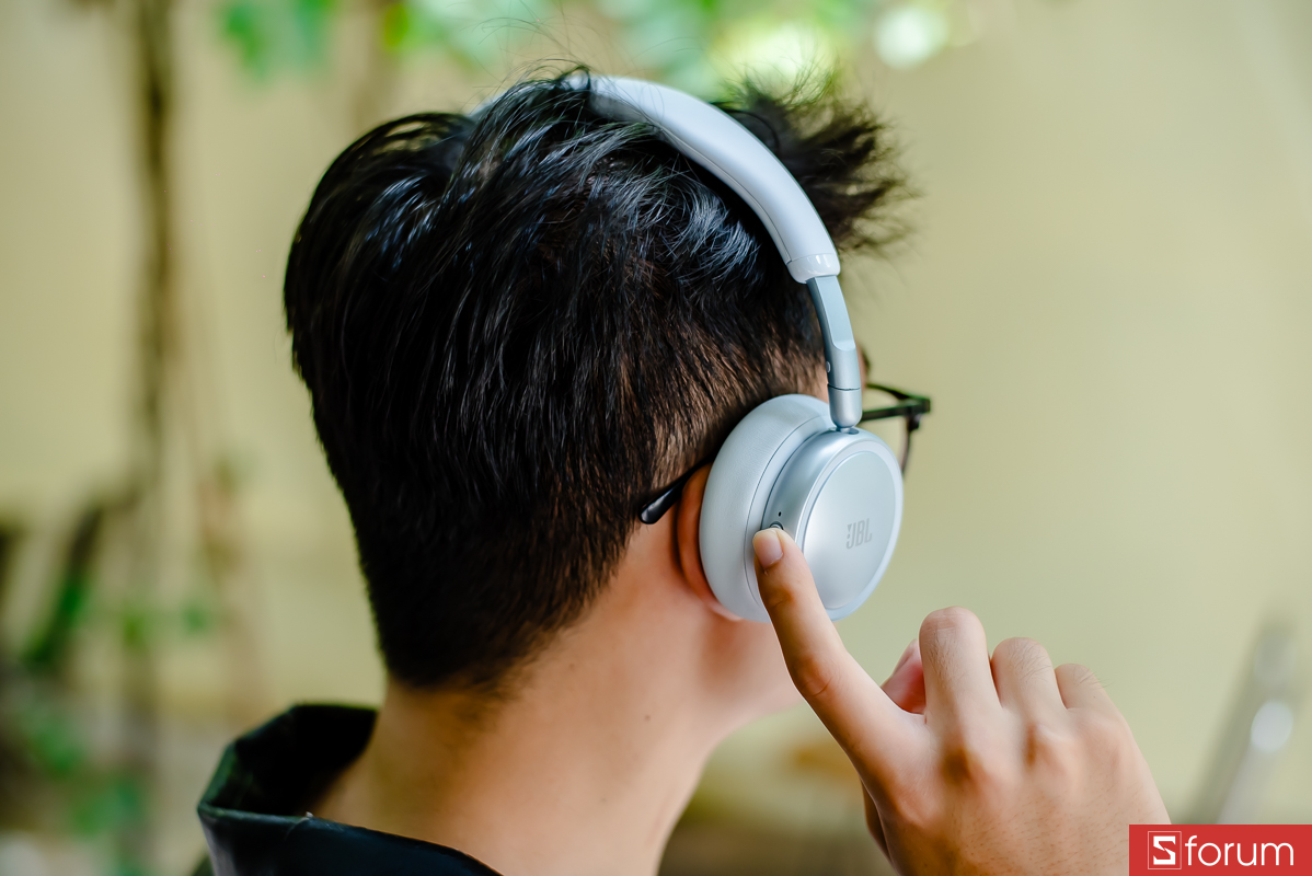 Bên cạnh nút vật lý, Live 680NC cũng hỗ trợ điều khiển cảm ứng