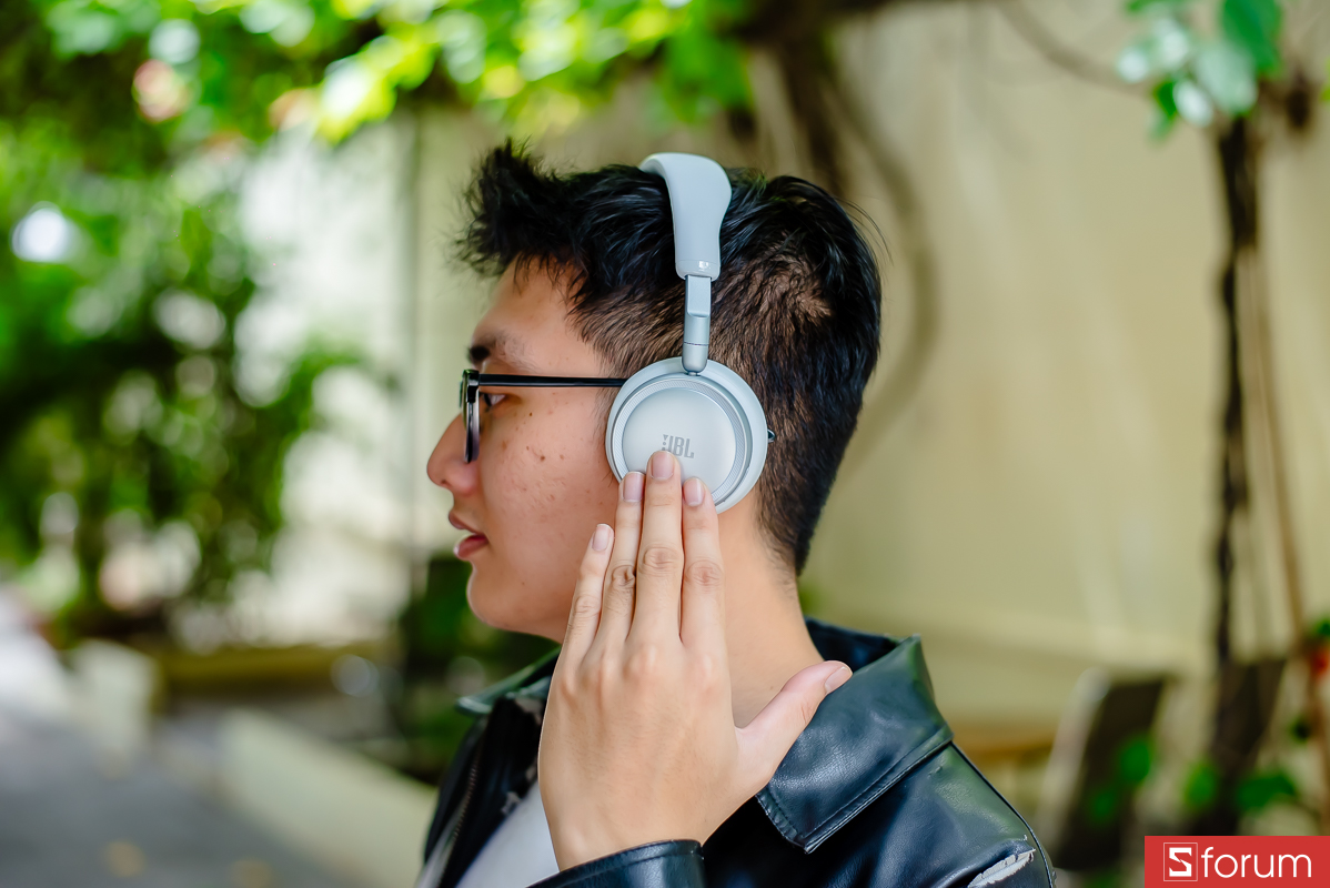 Bên cạnh nút vật lý, Live 680NC cũng hỗ trợ điều khiển cảm ứng